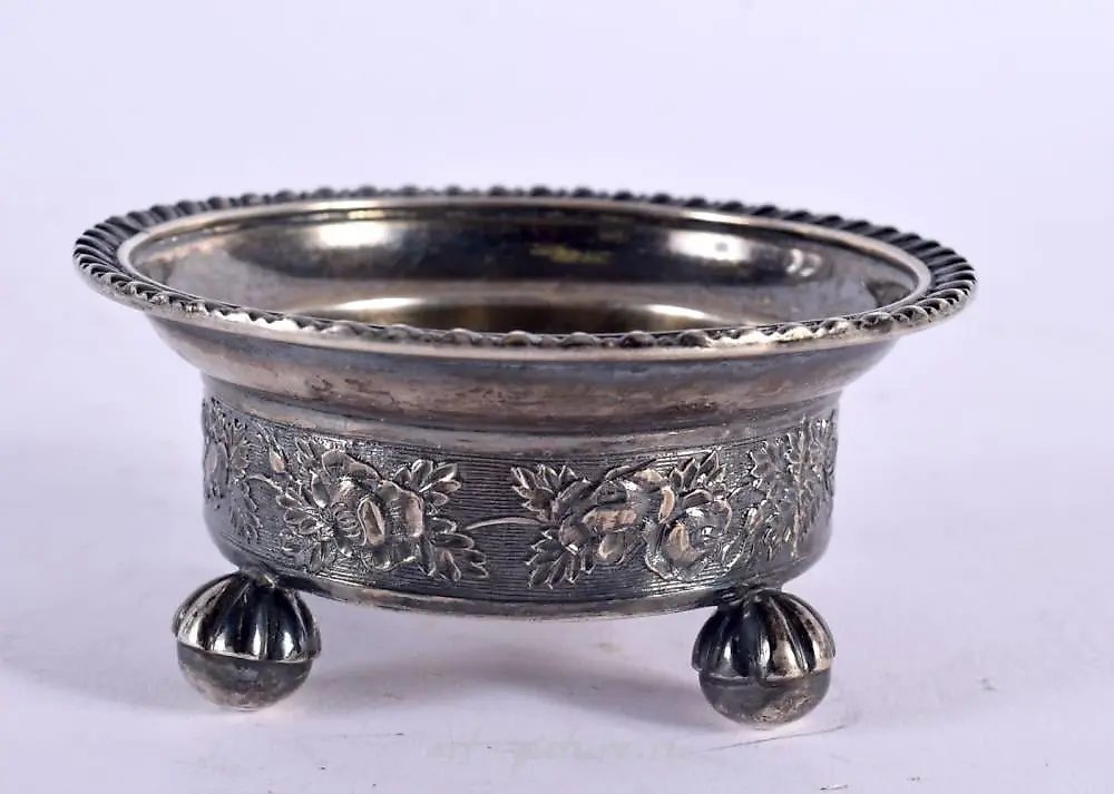 Русская серебряная солонка XIX века. 84,5 грамма. Ширина 7,75 см...