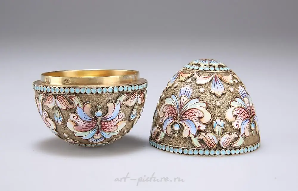 A RUSSIAN SILVER-GILT AND ENAMEL EGG BOX — photo 2