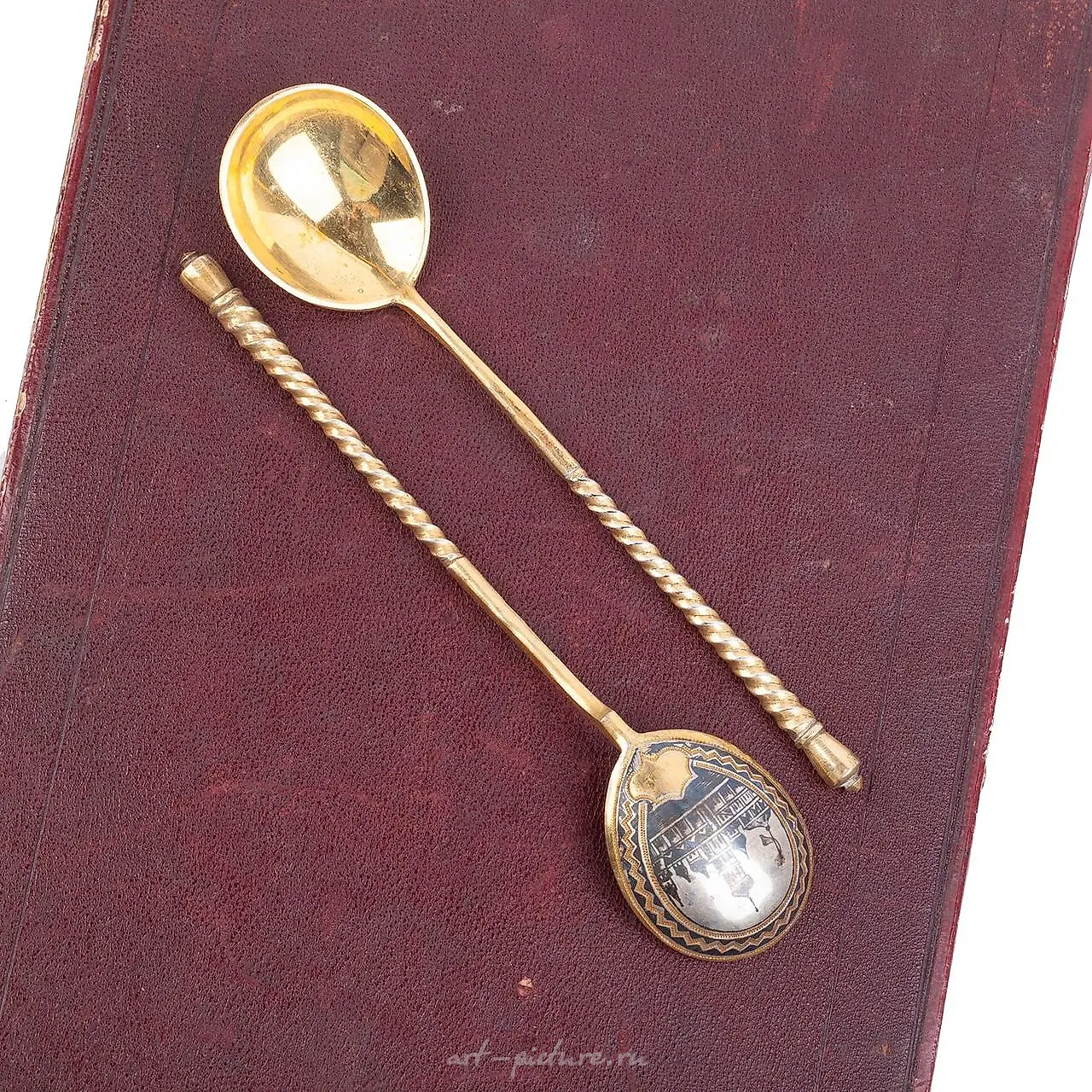 A Russian silver and niello tea spoon set with various designs. — photo 2