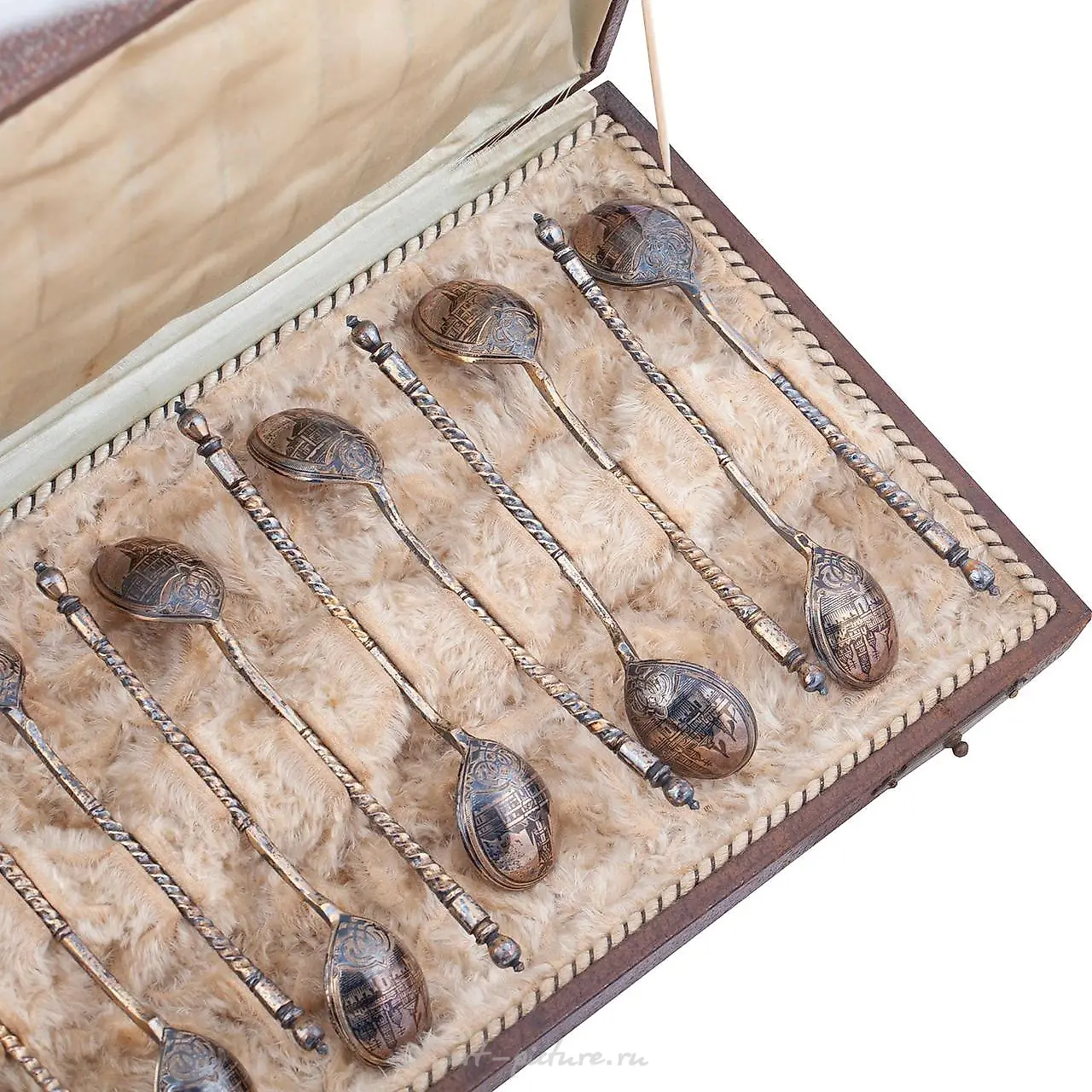 A Russian silver-gilt and niello tea spoons set (12 pc) with... — photo 3