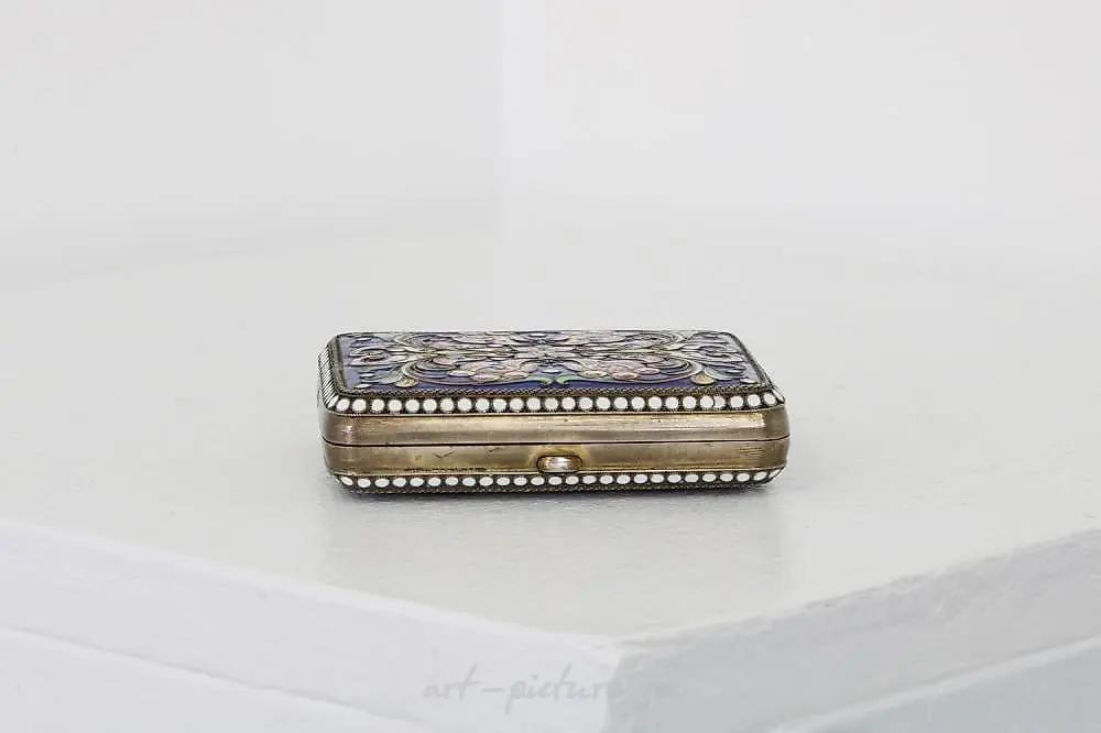 A Russian style silver-gilt and cloisonné powder compact. — photo 4