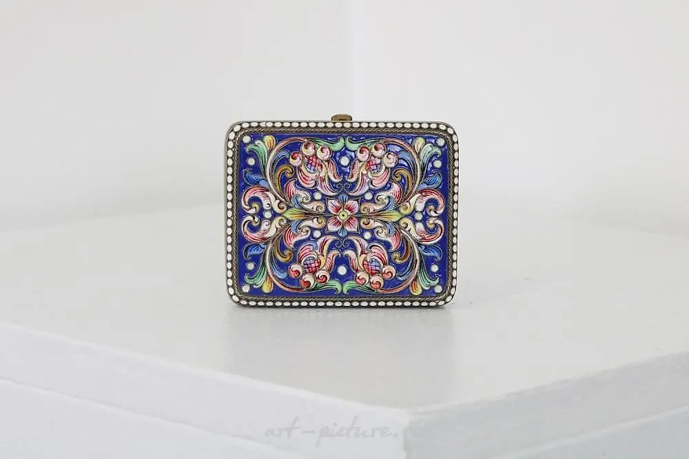 A Russian style silver-gilt and cloisonné powder compact. — photo 2
