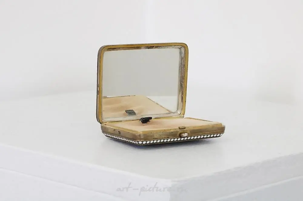 A Russian style silver-gilt and cloisonné powder compact. — photo 3
