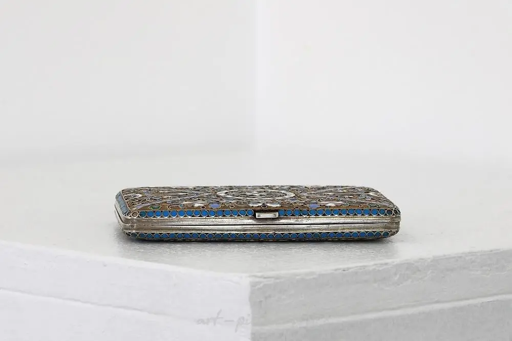 A Russian style silver-gilt and cloisonné cigarette case. — photo 2
