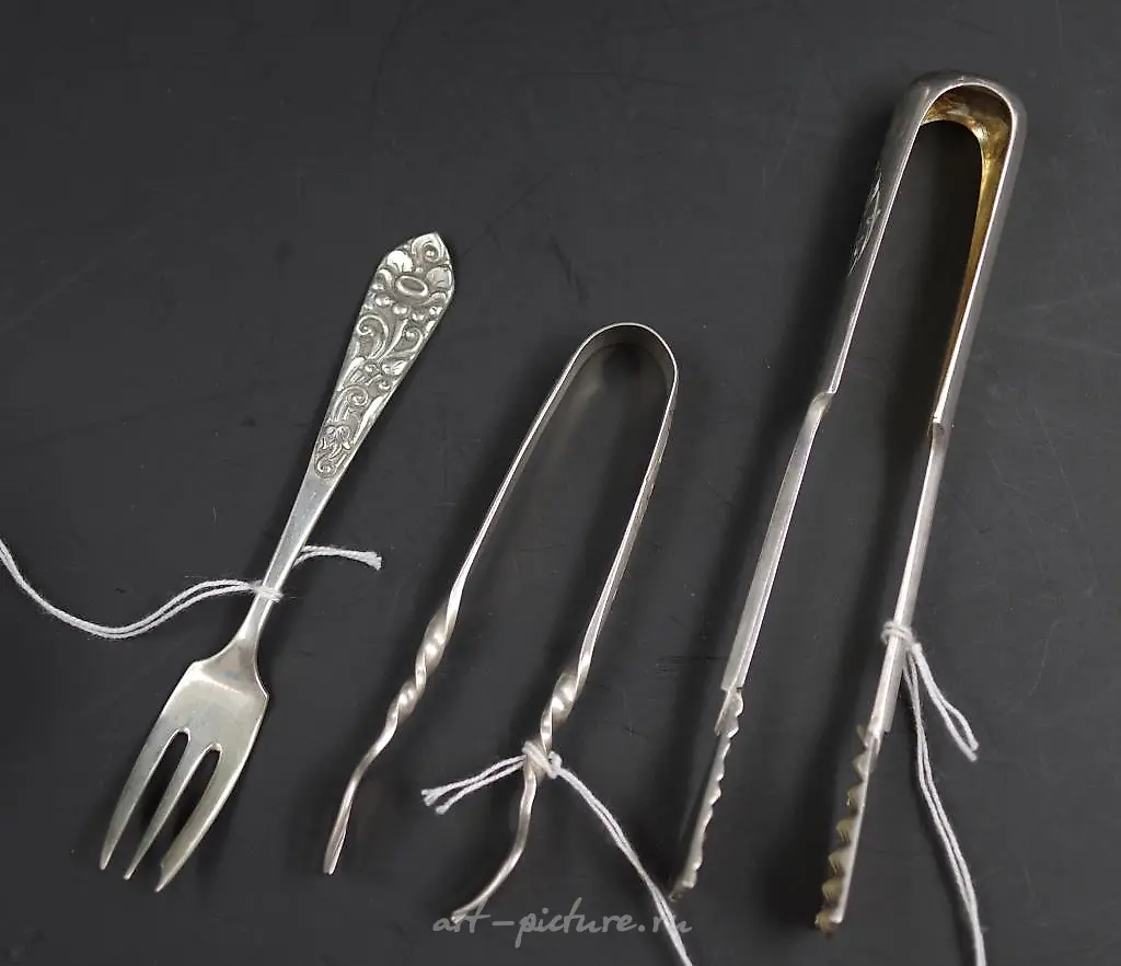 Pair of George IV sterling silver sugar tongs — photo 2