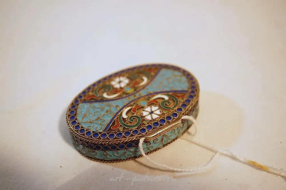 A fine Russian silver & cloisonné enamel oval pill box, Ha... — photo 2