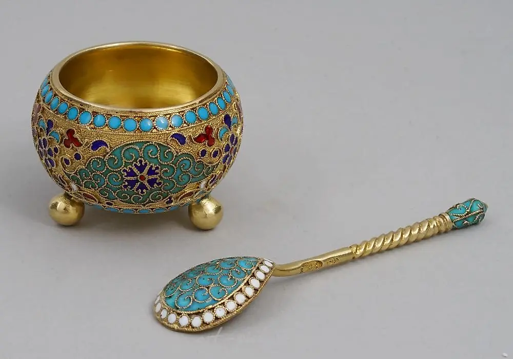 A CASED RUSSIAN SILVER AND CLOISONNE ENAMEL SALT CELLAR SET — photo 4