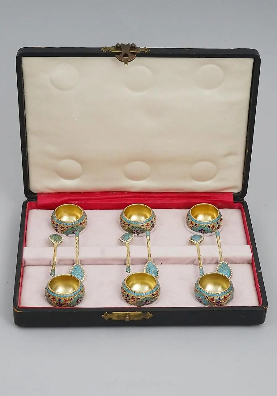 A CASED RUSSIAN SILVER AND CLOISONNE ENAMEL SALT CELLAR SET — photo 2