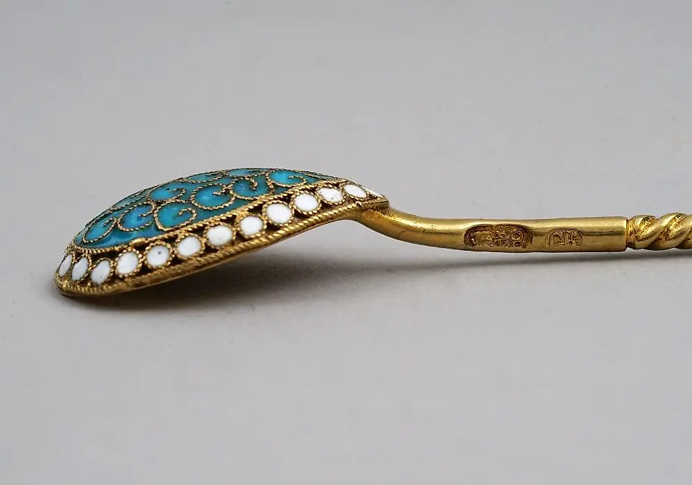 A CASED RUSSIAN SILVER AND CLOISONNE ENAMEL SALT CELLAR SET — photo 8