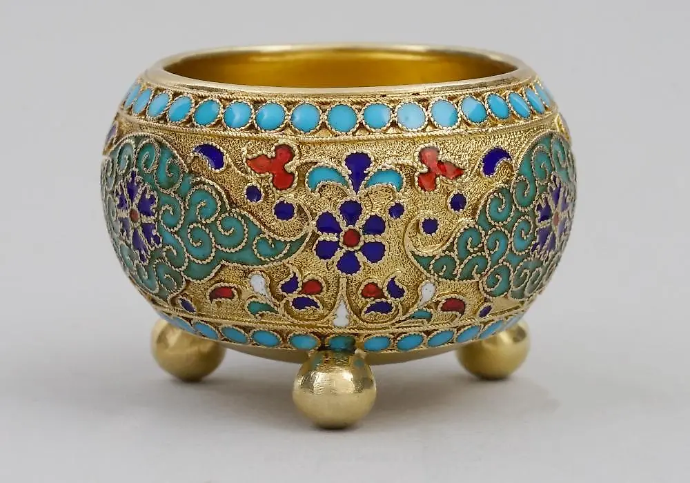 A CASED RUSSIAN SILVER AND CLOISONNE ENAMEL SALT CELLAR SET — photo 6