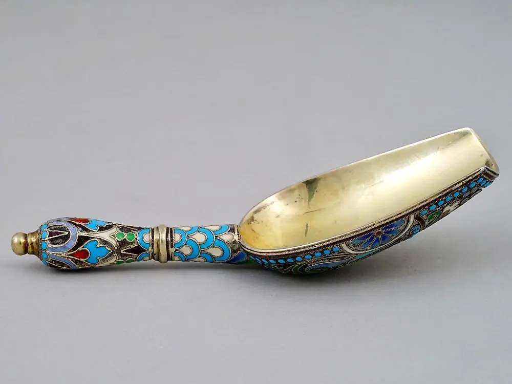 A RUSSIAN SILVER AND ENAMEL SUGAR BOWL AND TONGS. MOSCOW, CIRCA... — photo 2