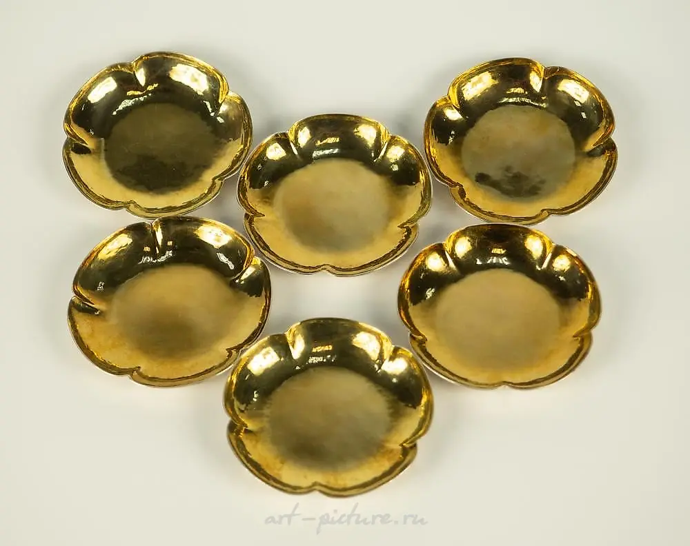 6 small silver bowls with curly edges. — photo 2