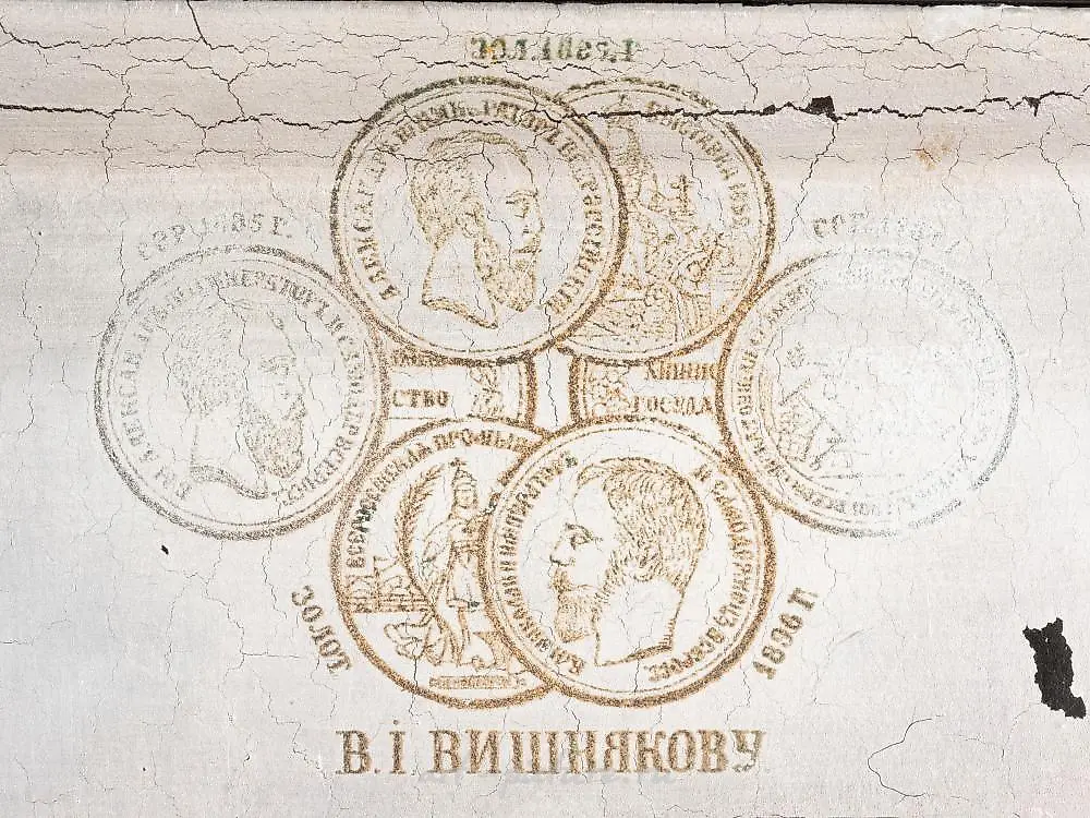 Шкатулка из папье-маше и лака с изображением лошадок, тянущих сани — фото 2