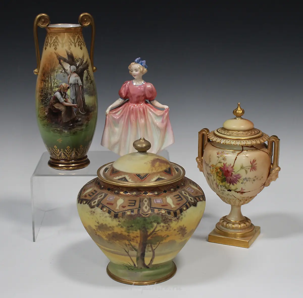 Фарфоровая ваза Royal Worcester с крышкой и линером, середина XX века