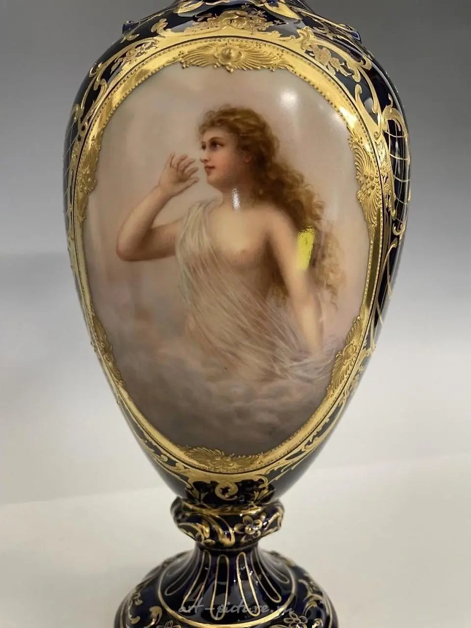 Фарфоровые вазы Royal Vienna от А. Беккера, 1900 год, хорошее состояние. Оценка: 3 000-4 000 долларов. — фото 4