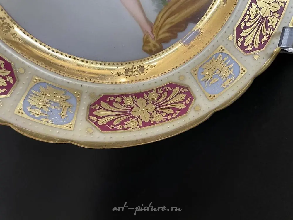 Фарфоровая тарелка Royal Vienna 19 века, диаметр 10 дюймов, хорошее состояние. Оценка 300-400 долларов. — фото 2