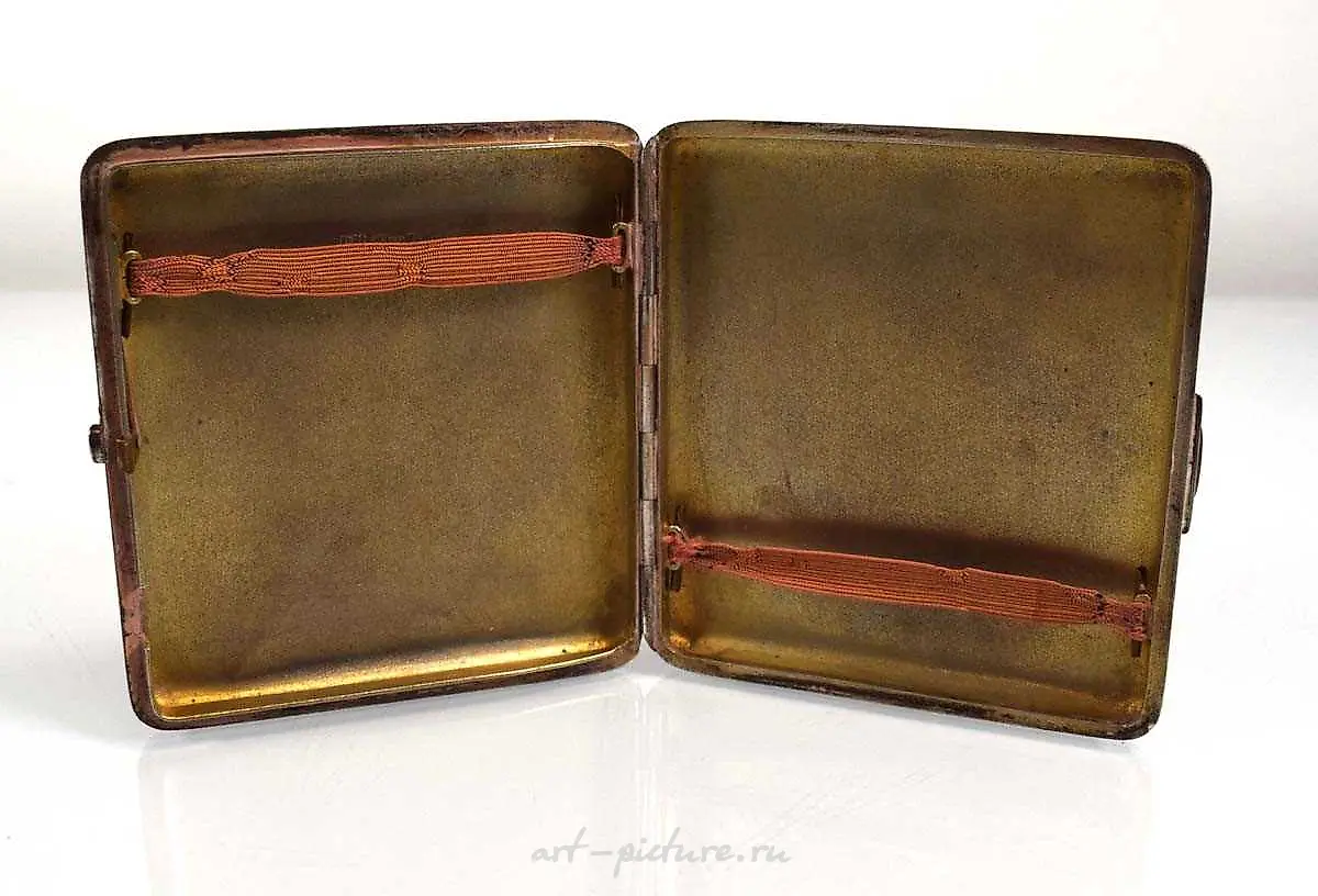 A silver and engine turned cigarette case of cushioned rectangular shape... — photo 4