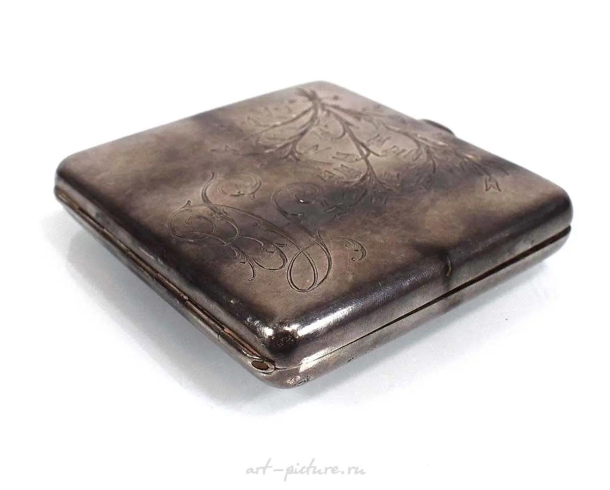 A silver and engine turned cigarette case of cushioned rectangular shape... — photo 2