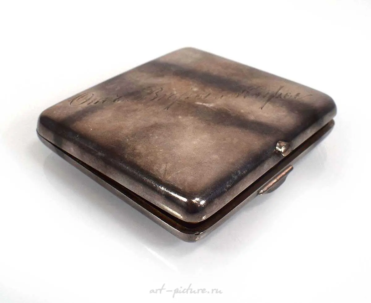 A silver and engine turned cigarette case of cushioned rectangular shape... — photo 3