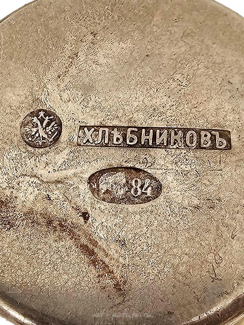 Прекрасная и впечатляющая пара антикварных русских свечных подсвечников из серебра 84 пробы. — фото 7
