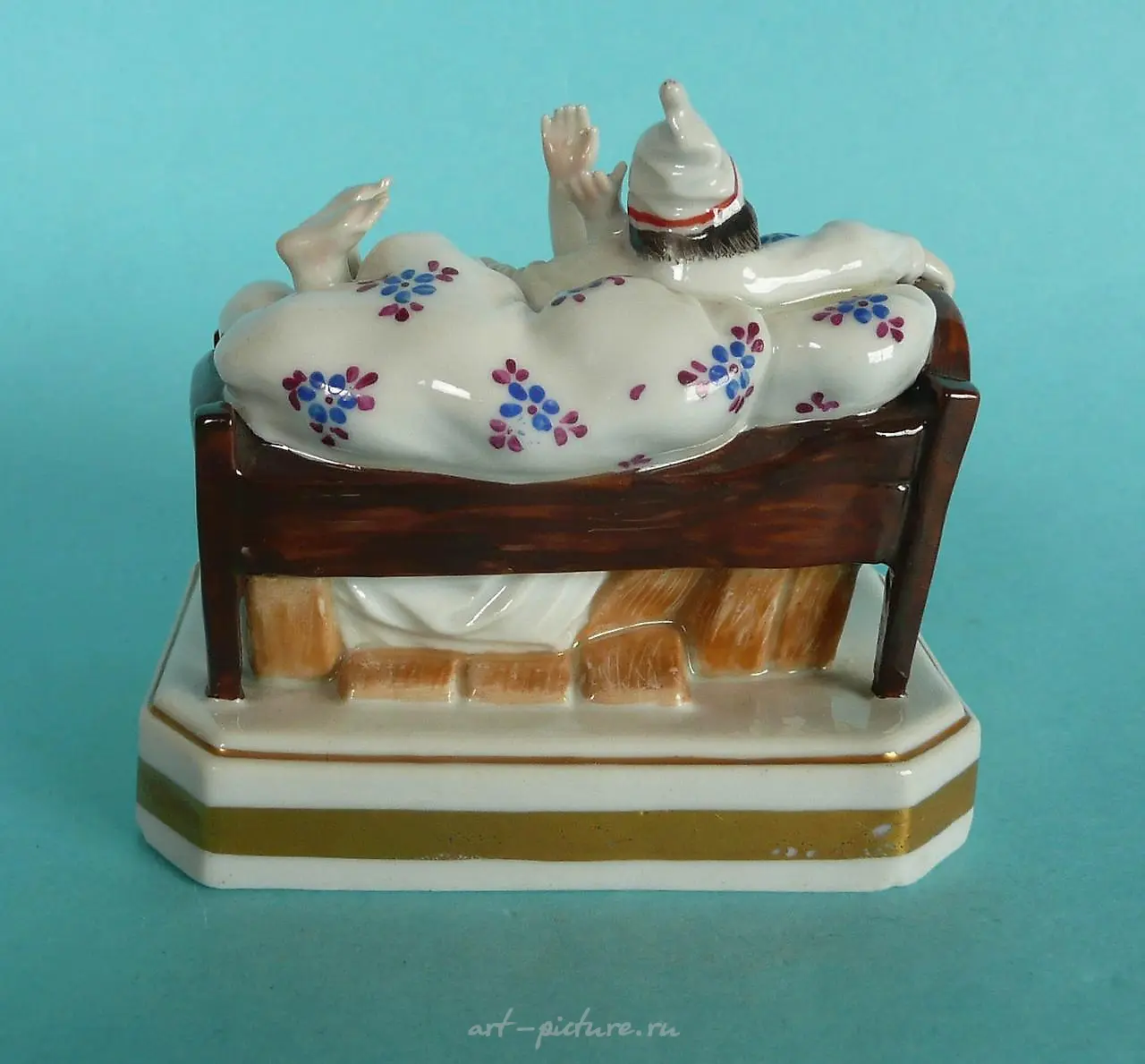 饰品：一件维也纳皇家饰品，描绘了一个男人被踢出去的场景... — 照片 2
