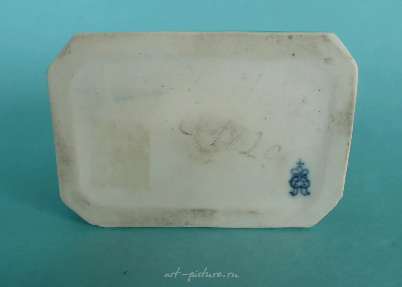 饰品：一件维也纳皇家饰品，描绘了一个男人被踢出去的场景... — 照片 3