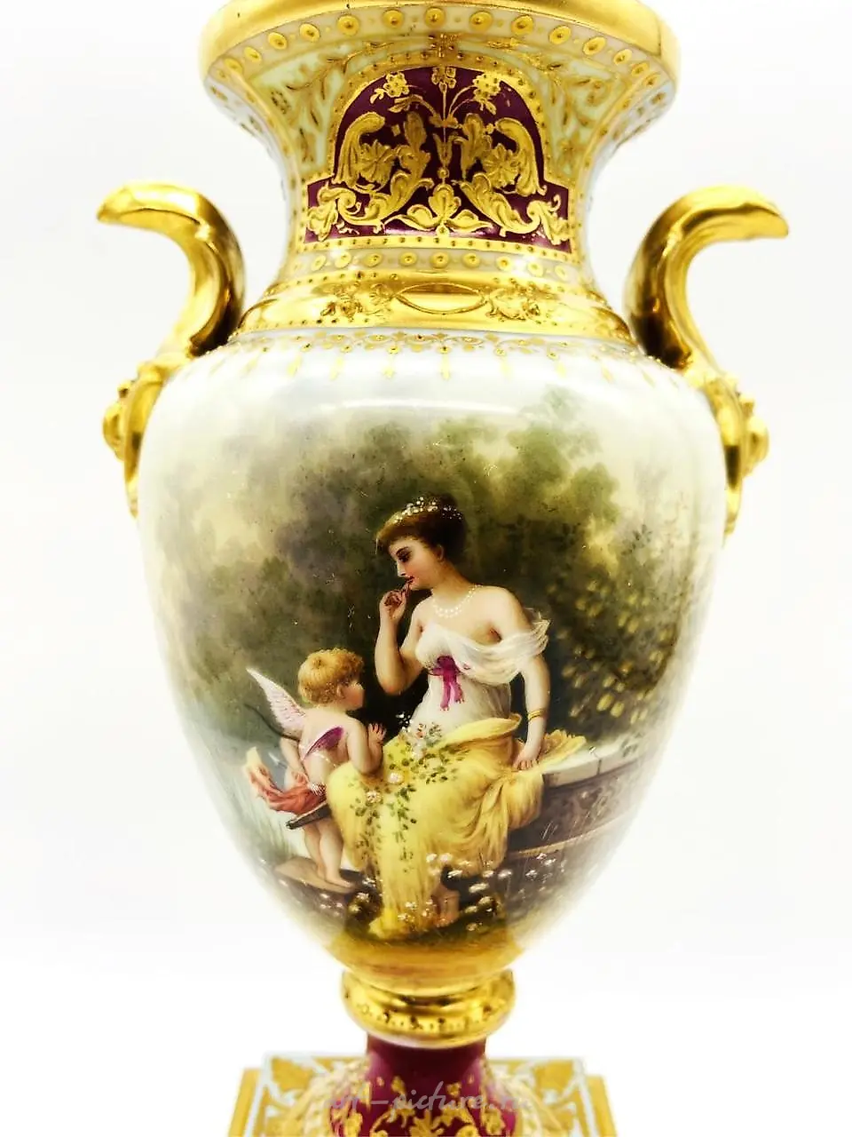 Ваза из фарфора 19 века с ручной росписью и золотыми узорами из Royal Vienna — фото 16