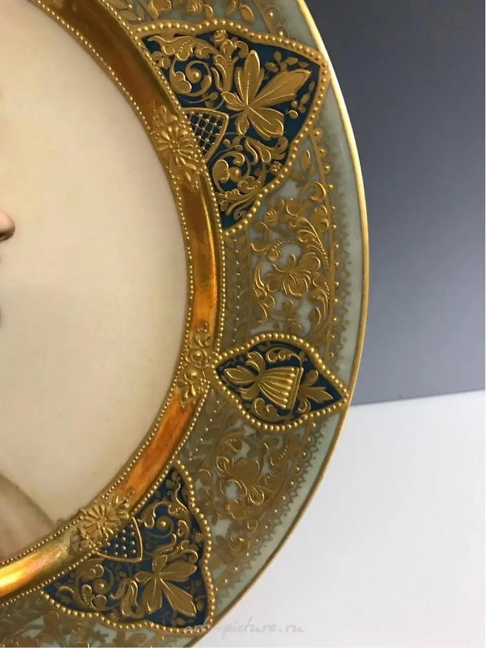 Фарфоровая тарелка Royal Vienna 19 века: диаметр 9,5 дюйма, хорошее состояние, цена 1 200-1 500 долларов. — фото 2