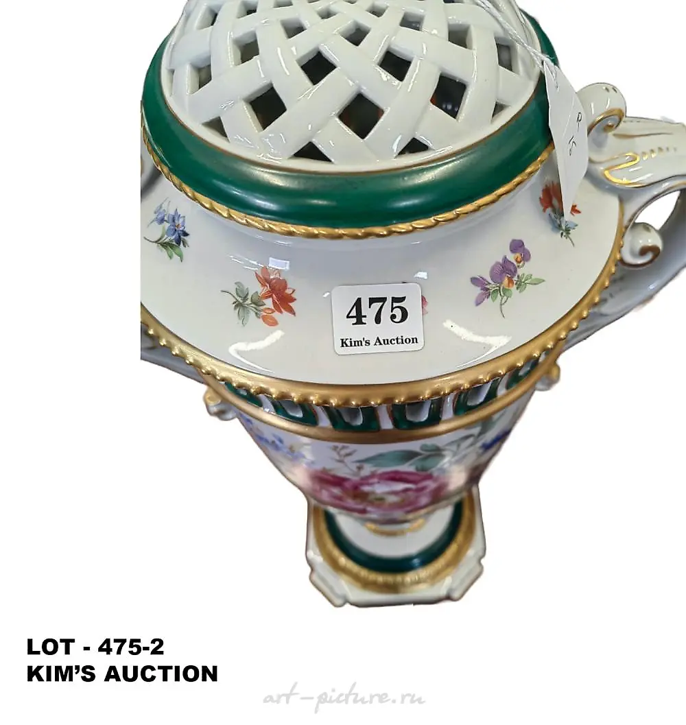 Pair Royal Vienna floral porcelain & gilt decorated 2 handle... — photo 2