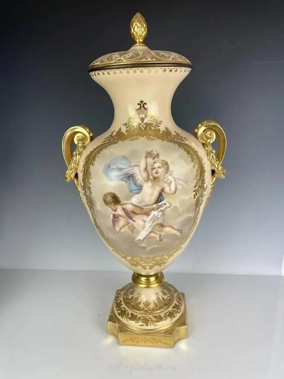 Фарфоровая ваза Royal Vienna- оценка 3 000-4 000 долларов.