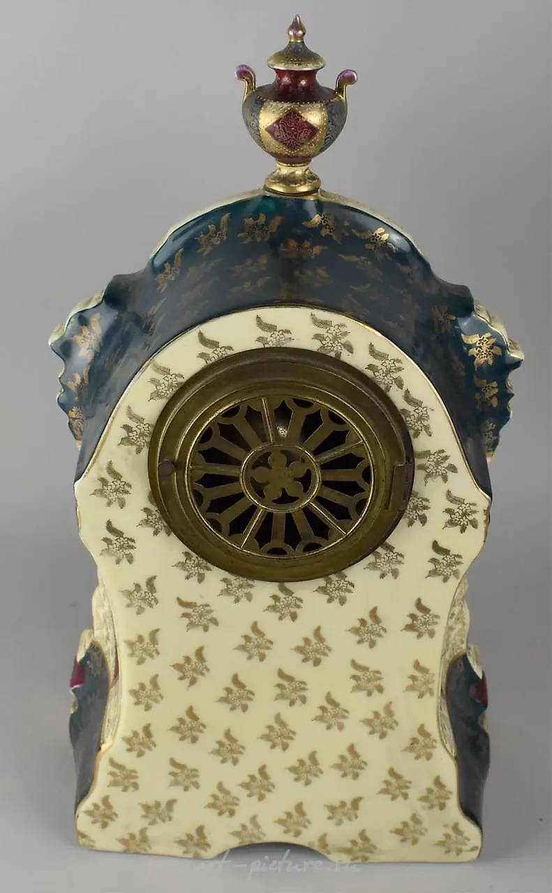A Royal Vienna Lidded Pedestal Vase of Urn Form with Central... — photo 3