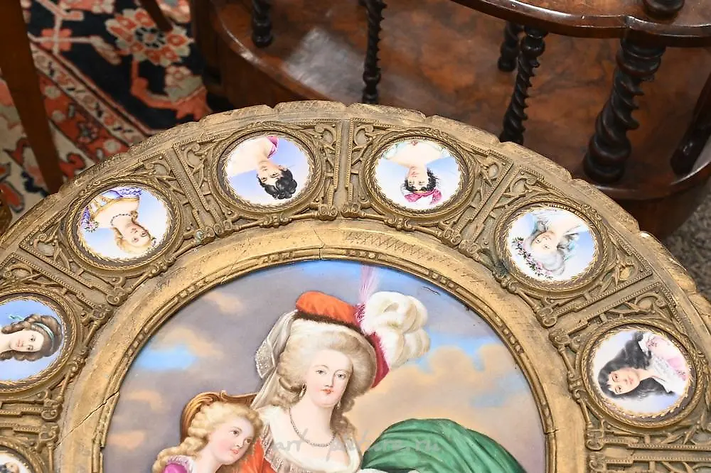 Pair of Royal Vienna porcelain urns, each having gilt handle... — photo 4