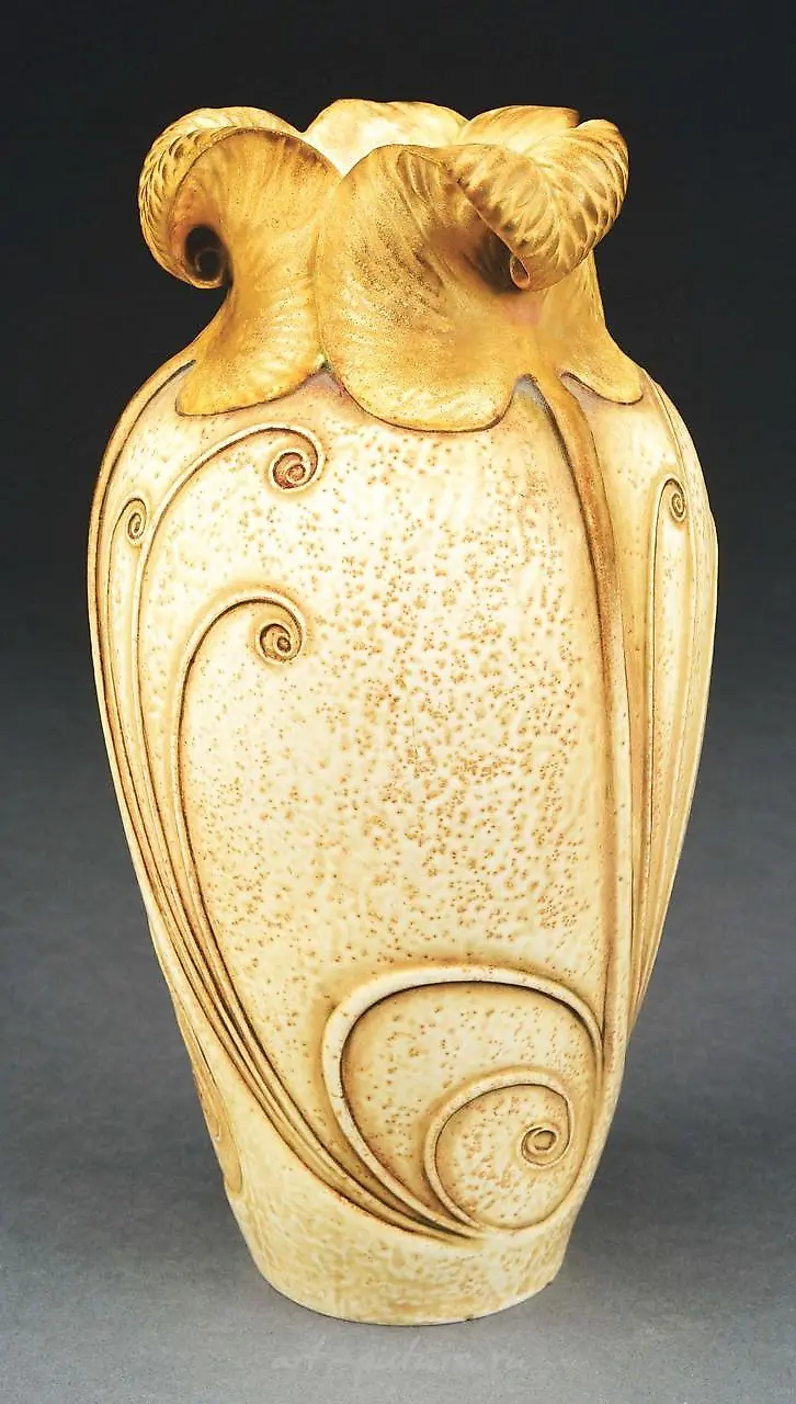 PAUL DACHSEL/ERNST WAHLISS DESIGNED 4-HANDLED FLORAL VASE. — photo 4