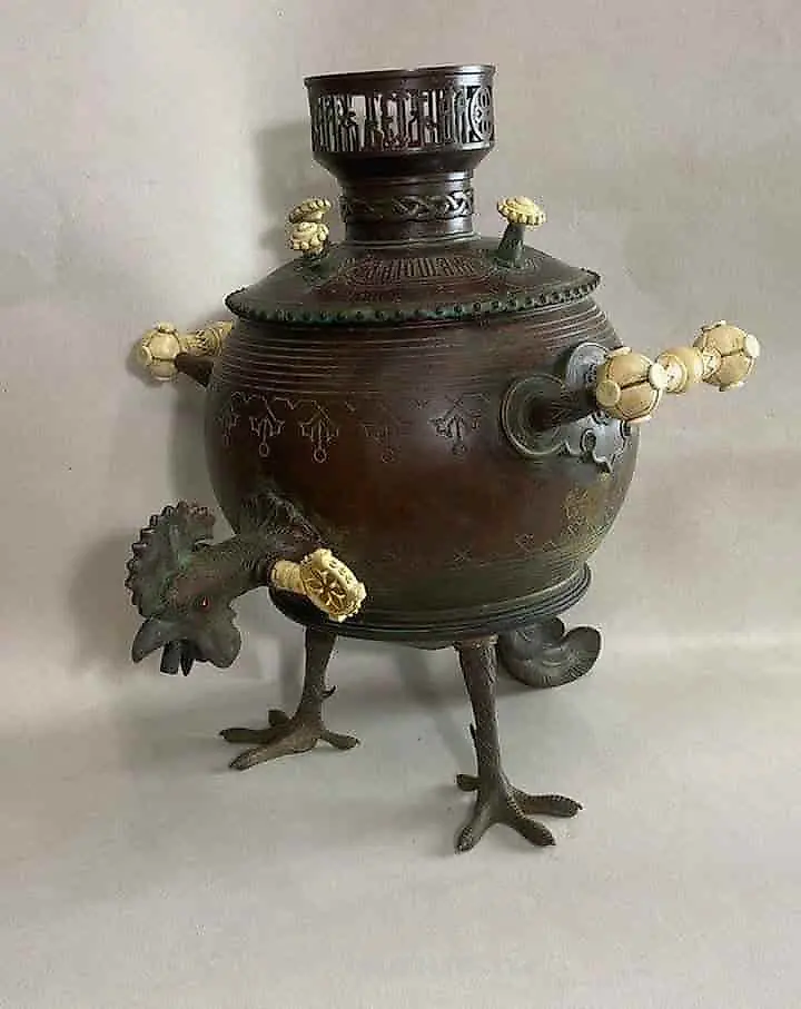 The translation of "Самовар-петух" into English is "Rooster Samovar."