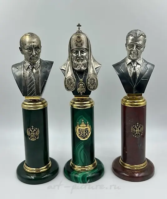 Серебряные бюсты Путин В.В., Медведев Д.А., Патриарх Кирилл на пьедесталах