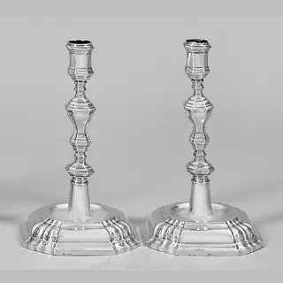 巴洛克风格的一对桌子烛台。