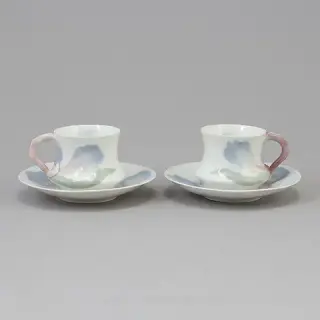瓷制咖啡杯和碟，带鸢尾花图案。现代风格。手工底釉绘画。瑞典，Rörstrand。