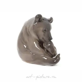 "Brown bear sucking its paw. Denmark, Copenhagen, Royal Copenhagen, 1923."