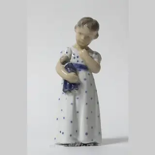 女孩与洋娃娃。丹麦，哥本哈根，皇家哥本哈根