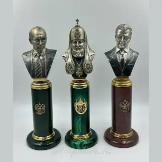 银色的普京V.V.、梅德韦杰夫D.A.、基里尔大主教的胸像在基座上