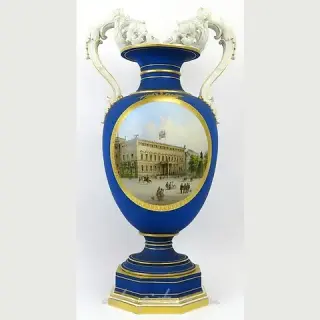 ВАЗА НА ОКТАГОНАЛЬНОМ ЦОКОЛЕ С РУЧКАМИ ИЗ БИСКВИТА. KPM БЕРЛИН. 1875 Г.