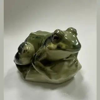 ФАРФОРОВОЯ СТАТУЭТКА ЛЯГУШКИ, ЭШЕНБАХ, изготовленной проф. TH. KARNER