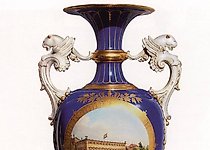 购买 八角形底座上的瓷瓶，带有生饼陶把手。KPM 柏林。1875年。