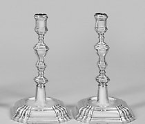 购买 巴洛克风格的一对桌子烛台。