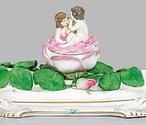 购买 美茵艺术风格新艺术写字工具，装饰有玫瑰花和阿莫瑞特人的图案。