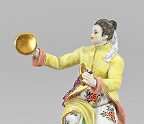 购买 拿着托盘的日本女人