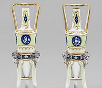 购买 带有浮雕羊头的小型双耳壶花瓶