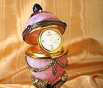 Статуэтка 法贝热蛋，带有帝国风格的玫瑰石英时钟。