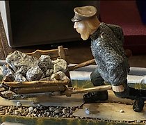 Авторская скульптура из камня «Горнорабочий», уральская школа объемной мозаики