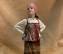 Статуэтка 作者石雕 "贵妇"（高=35厘米，彩色石材）